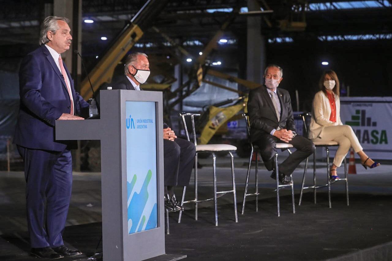 Alberto Fernández ante la UIA.