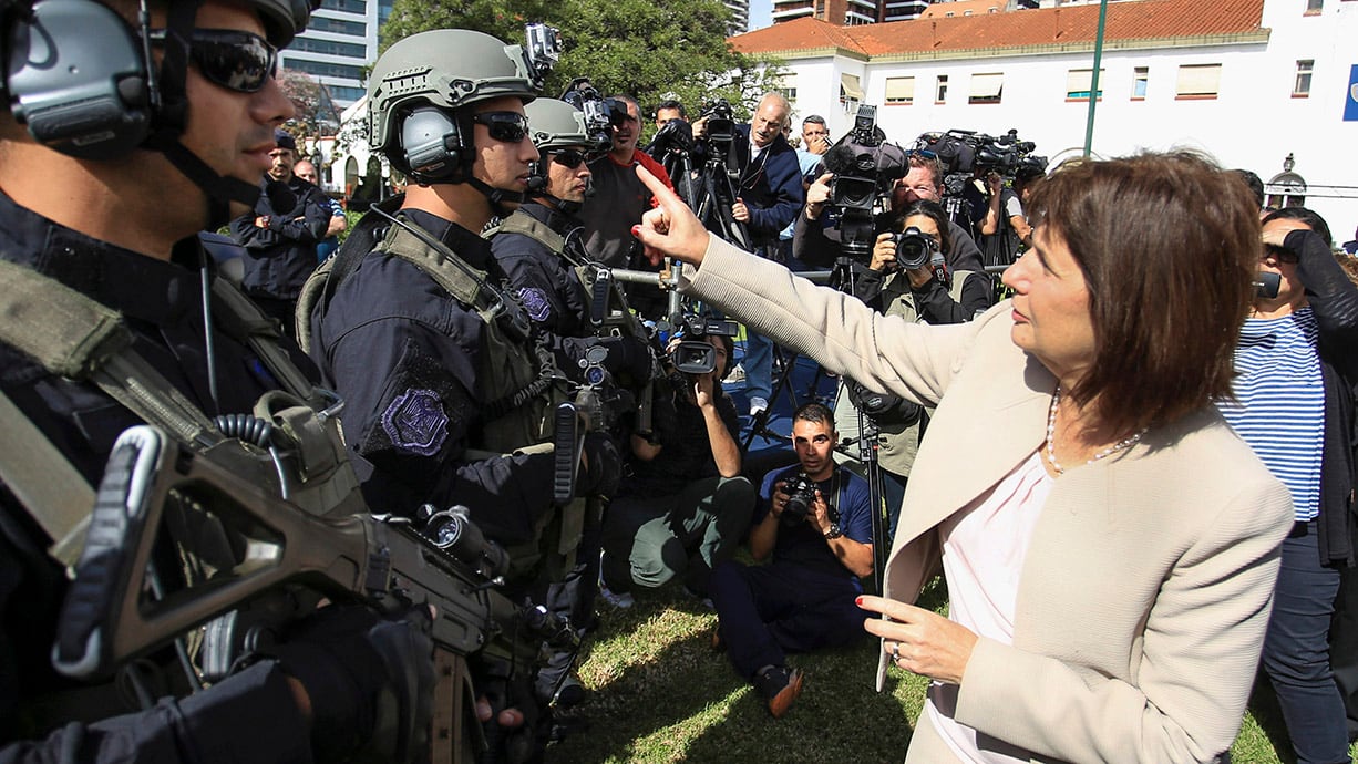 La ministra, Patricia Bullrich, junto a las fuerzas de Seguridad.