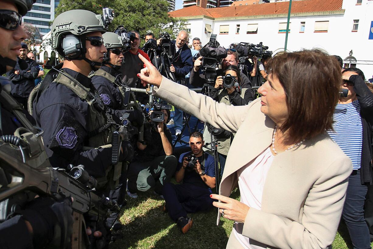 La ministra, Patricia Bullrich, junto a las fuerzas de Seguridad.