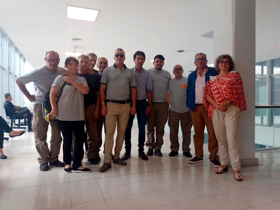 Parte de la Cooperativa de Trabajo La Hoja junto a la abogada Marcela Macellari, que la representa.