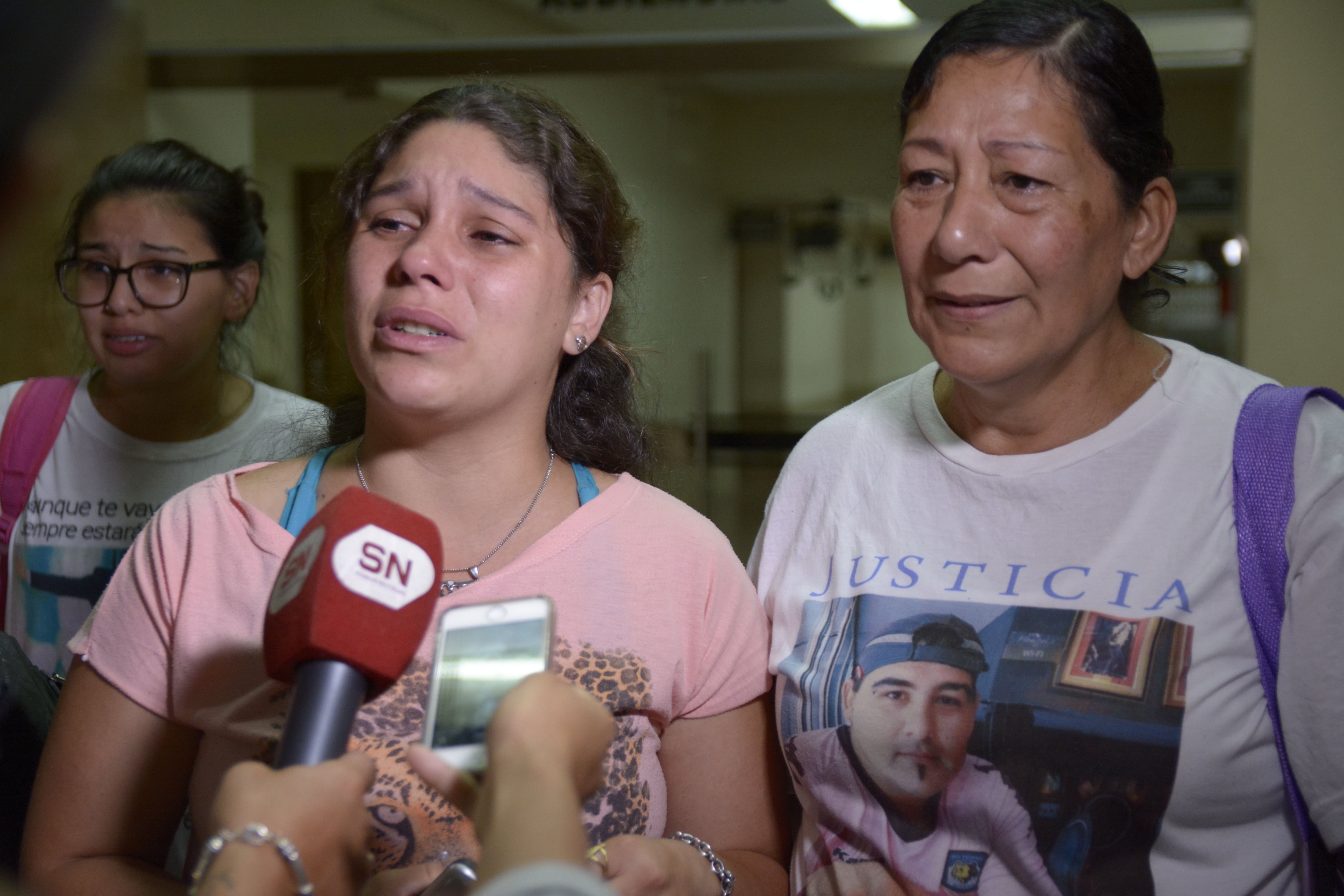 La hermana y la madre de la víctima luego de conocerse el fallo de la Justicia.