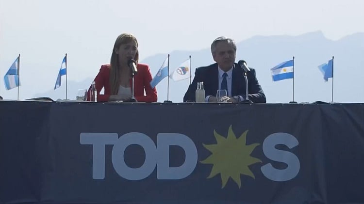 Fernández junto a Fernández Sagasti, esta tarde en Luján de Cuyo. 