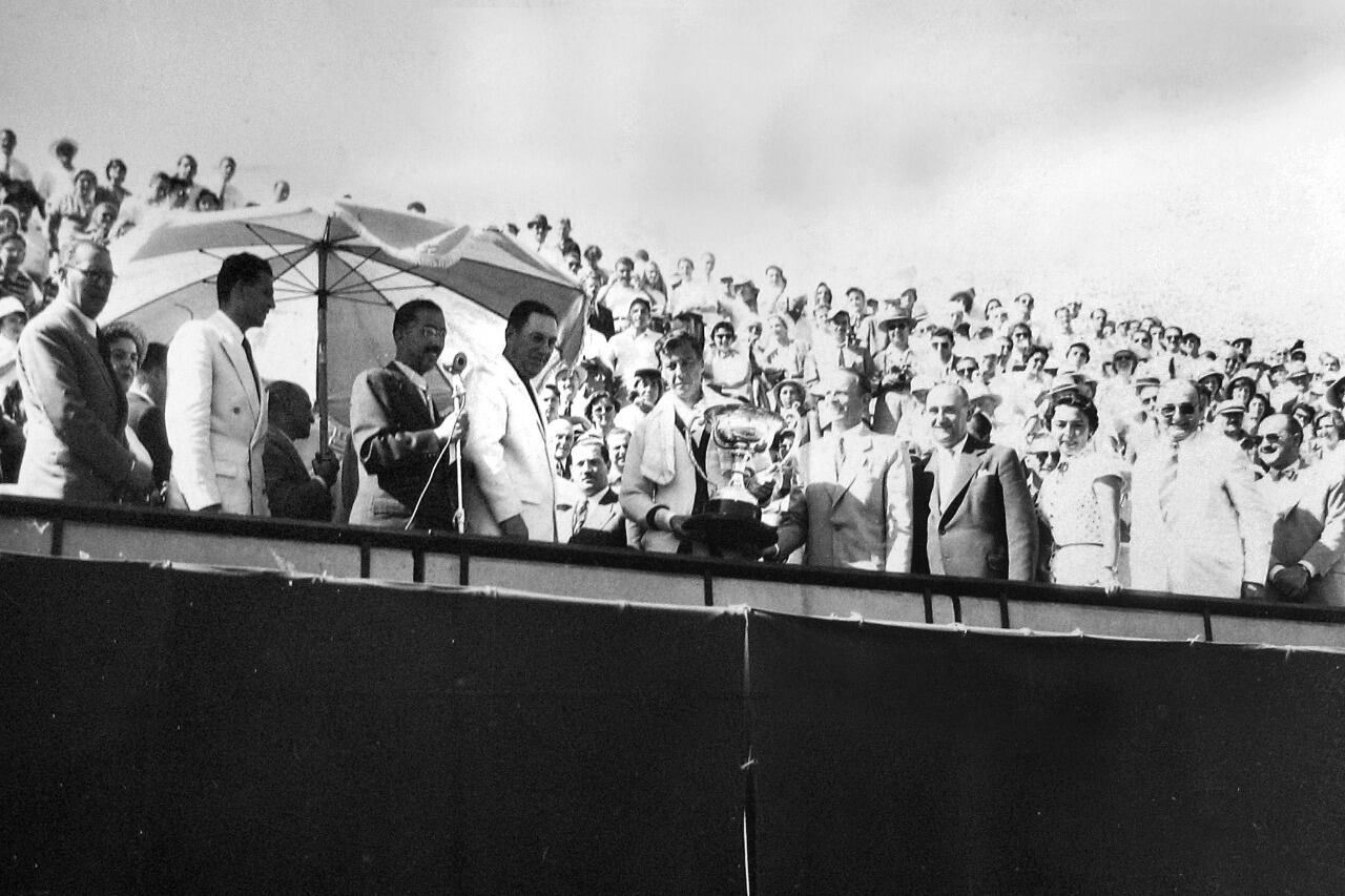 Perón y a su derecha, Morea, trofeo en mano