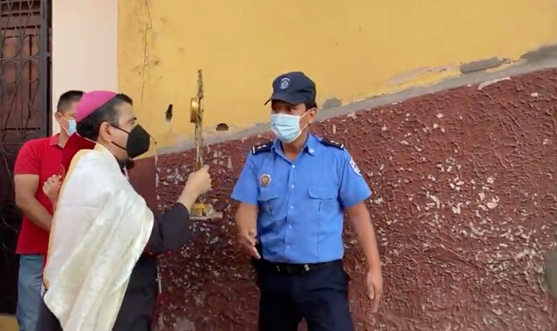 El obispo Rolando Álvarez frente a un policía / Diócesis de Matagalpa