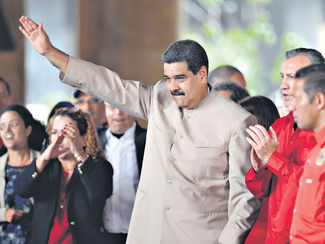 Maduro saluda en la Comisión Nacional Electoral, en Caracas.