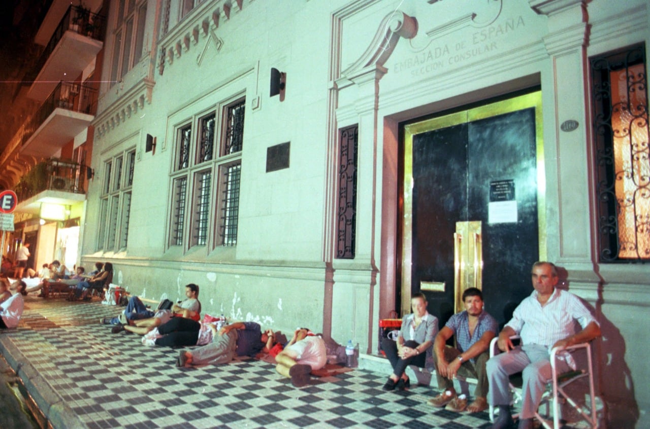 Fila en la embajada de España en marzo de 2002