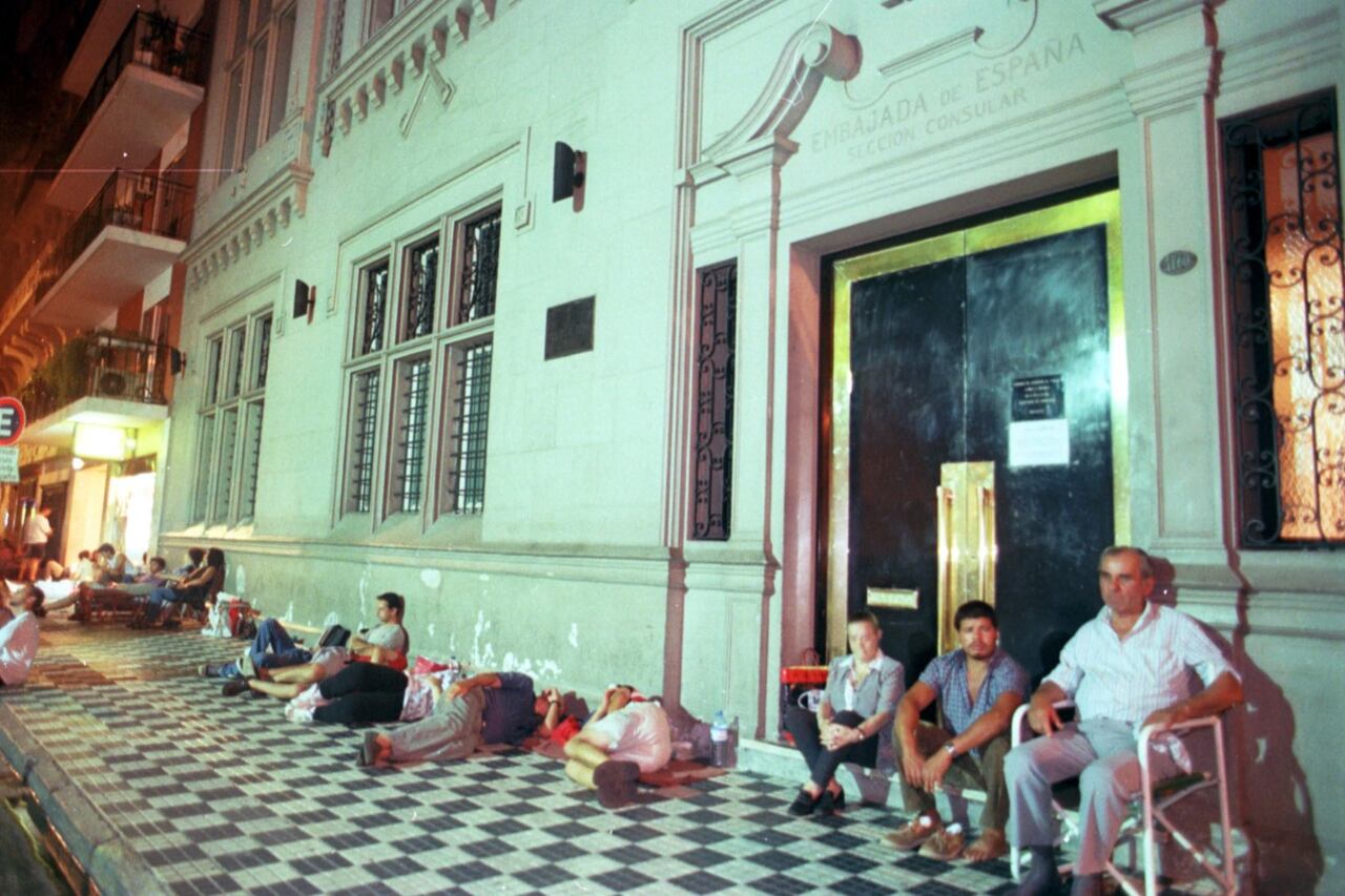 Fila en la embajada de España en marzo de 2002