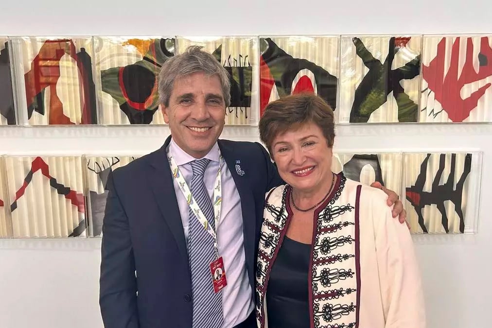 El ministro de Economía, Luis Caputo, y la directora gerente del FMI, Kristalina Georgieva.