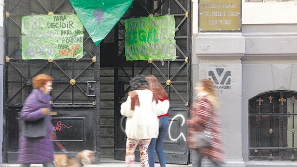 Los secundarios unieron el reclamo por la despenalización y la implementación de la ley de Educación Sexual Integral.