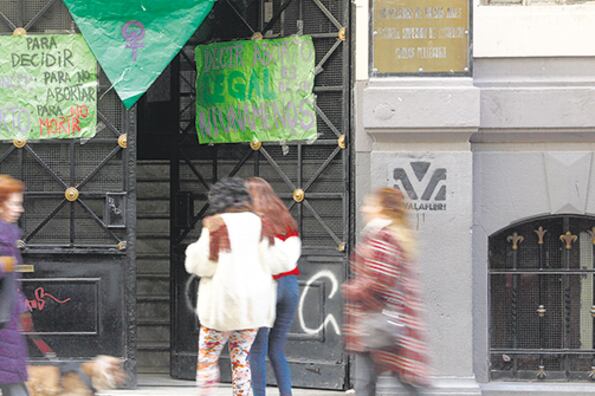 Los secundarios unieron el reclamo por la despenalización y la implementación de la ley de Educación Sexual Integral.