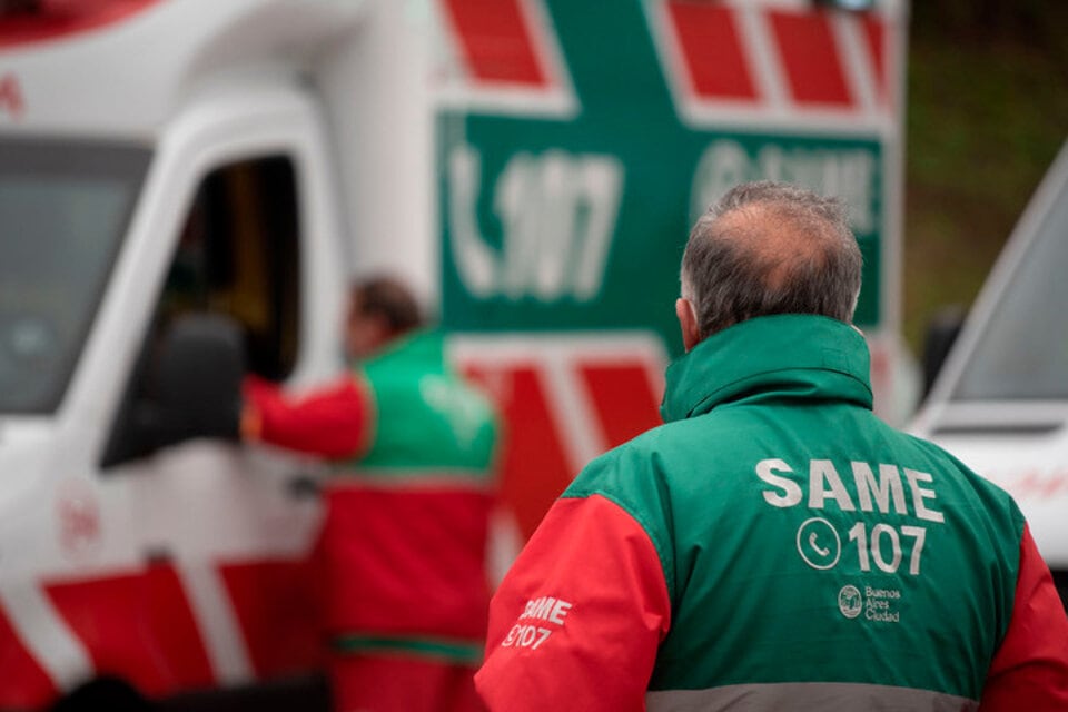 El conductor de una camioneta Volkswagen Amarok, que circulaba a alta velocidad, perdió el control en la autopista Dellepiane. (Foto: Télam)