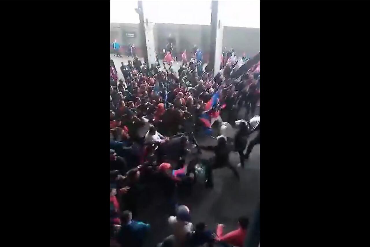 La policía reprimió a los hinchas en los playones del Nuevo Gasómetro