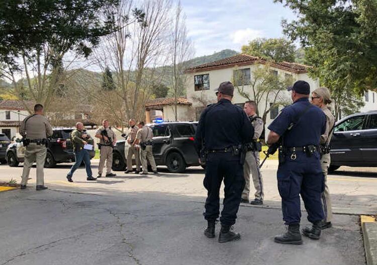 La Policía rodea el lugar tras la denuncia de la toma de rehenes.