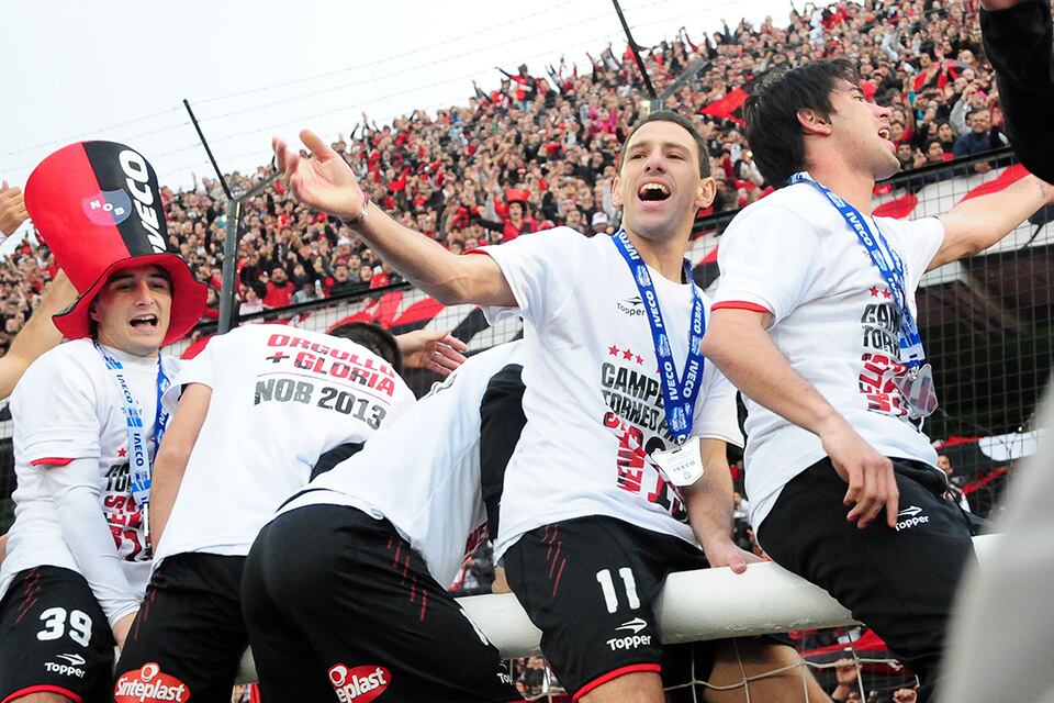 La alegría del campeón. La Fiera Rodríguez festeja el campeonato 2013 conquistado para Newell's.