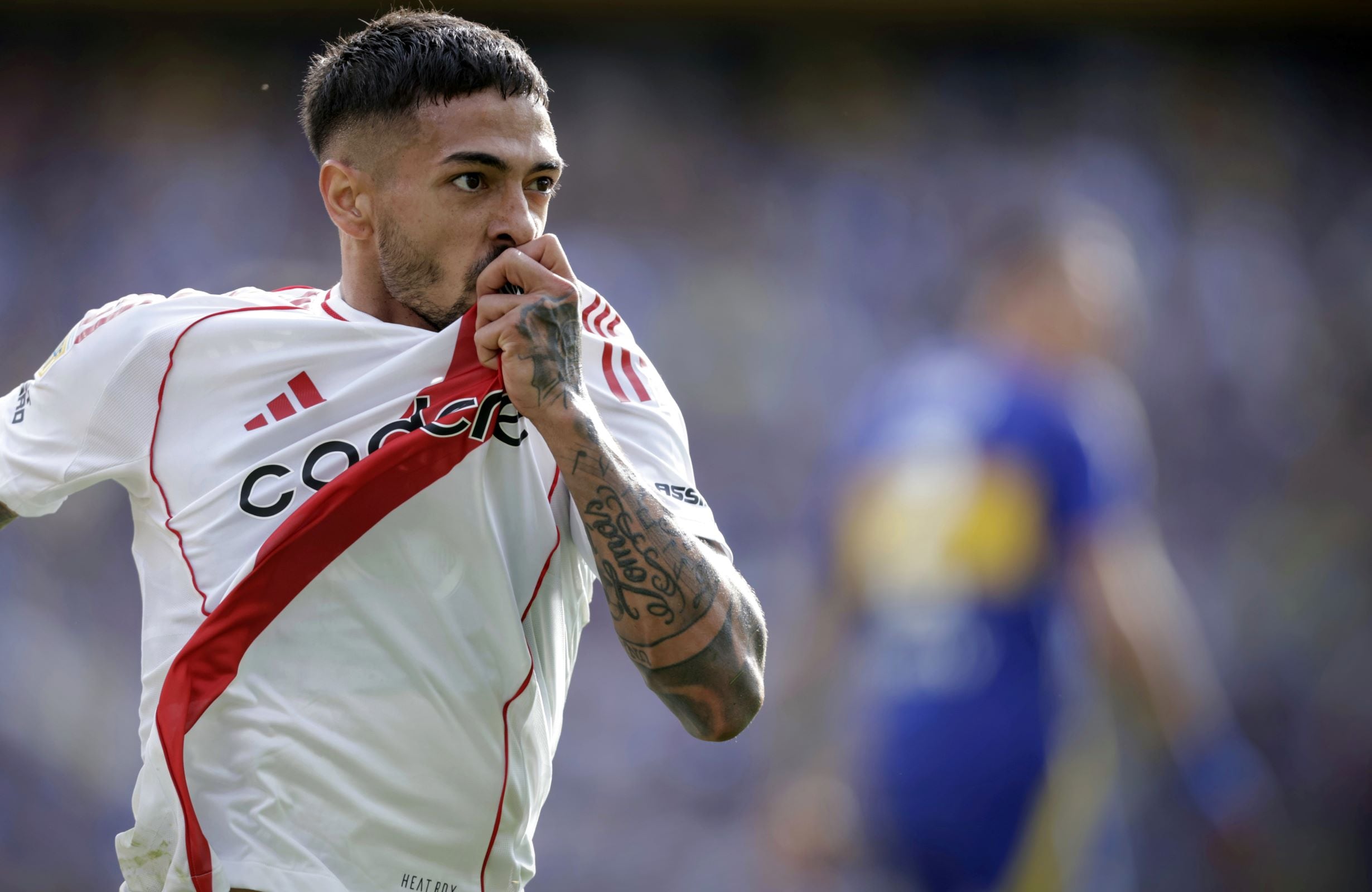 Lanzini festeja su gol vs Boca.