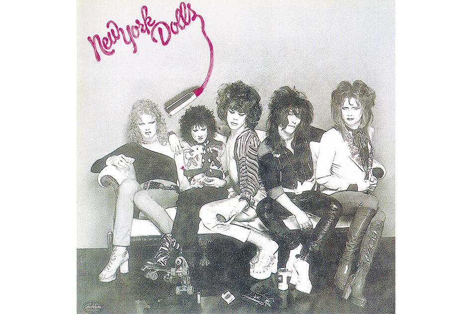 Portada del debut de los New York Dolls, Sylvain es el segundo desde la izquierda.