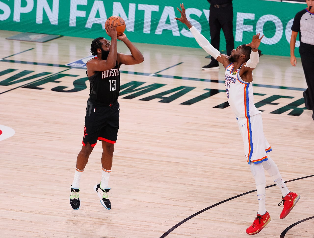 Harden hizo la jugada clave del partido, pero esta vez en el costado defensivo.