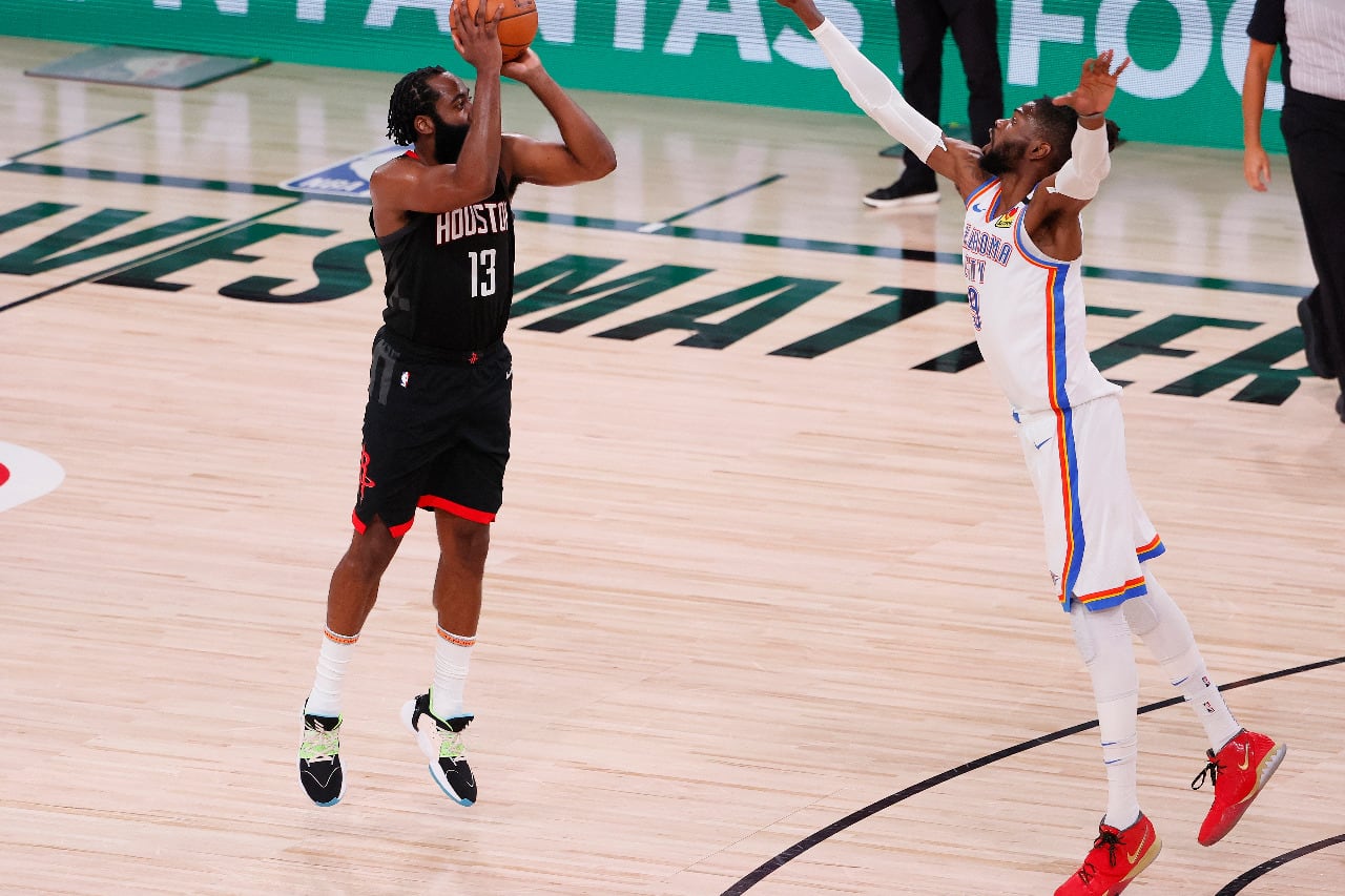 Harden hizo la jugada clave del partido, pero esta vez en el costado defensivo.