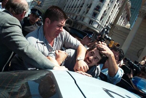 El ministro de Interior, Wado de Pedro, durante la represion de diciembre de 2001 en Plaza de Mayo