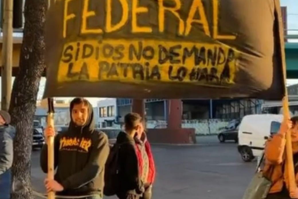Jonathan Morel, uno de los líderes de Revolución Federal, dice ser dueño de una carpintería que le prestó servicios a una firma de los Caputo.