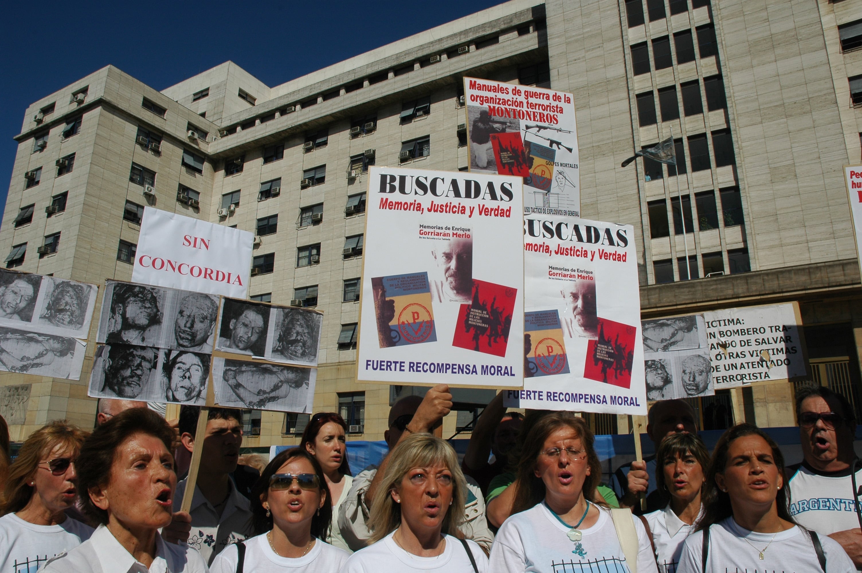 Villarruel, en tercera fila y lentes de sol como vincha, ante los tribunales de Retiro, diciembre de 2005.