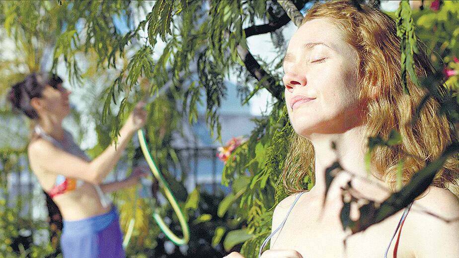 Maricel Alvarez y Camila Morgado en la terraza que se convierte en el escenario central de Vergel.