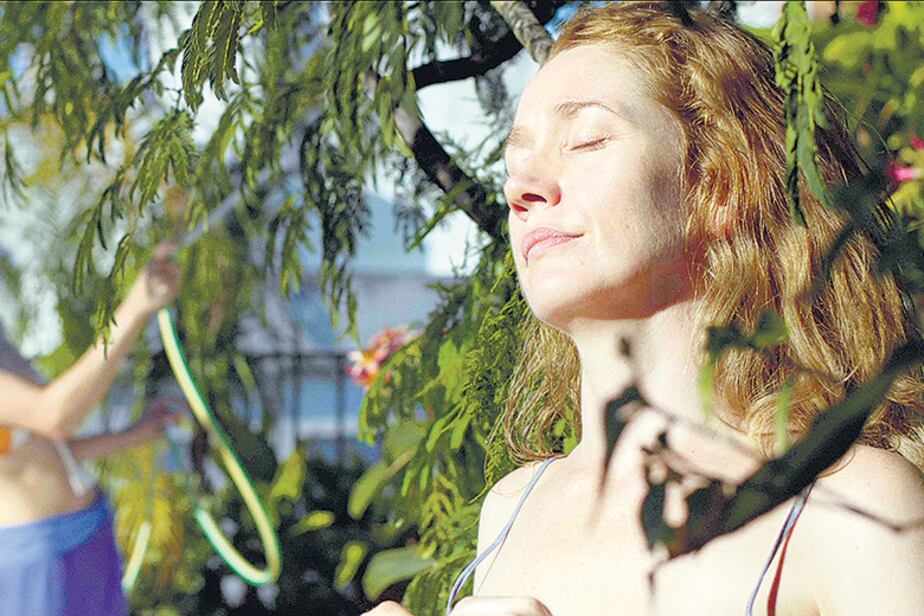 Maricel Alvarez y Camila Morgado en la terraza que se convierte en el escenario central de Vergel.