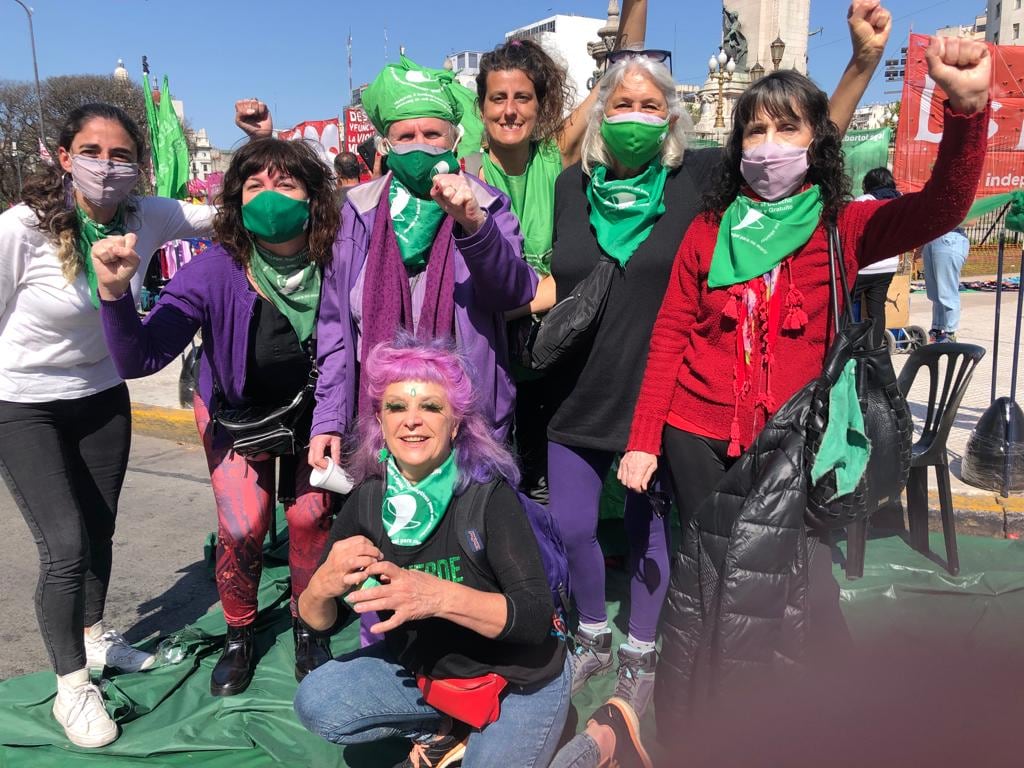 Compañeras de la Campaña Nacional por el Derecho al Aborto y en el centro Nina Brugo, de histórico verde-violeta.