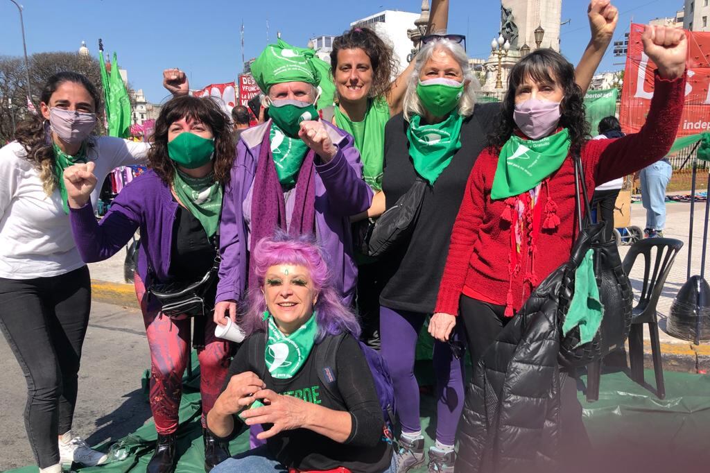 Compañeras de la Campaña Nacional por el Derecho al Aborto y en el centro Nina Brugo, de histórico verde-violeta.