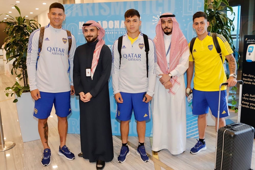 El plantel boquense llegó en la mañana del lunes a Arabia Saudita