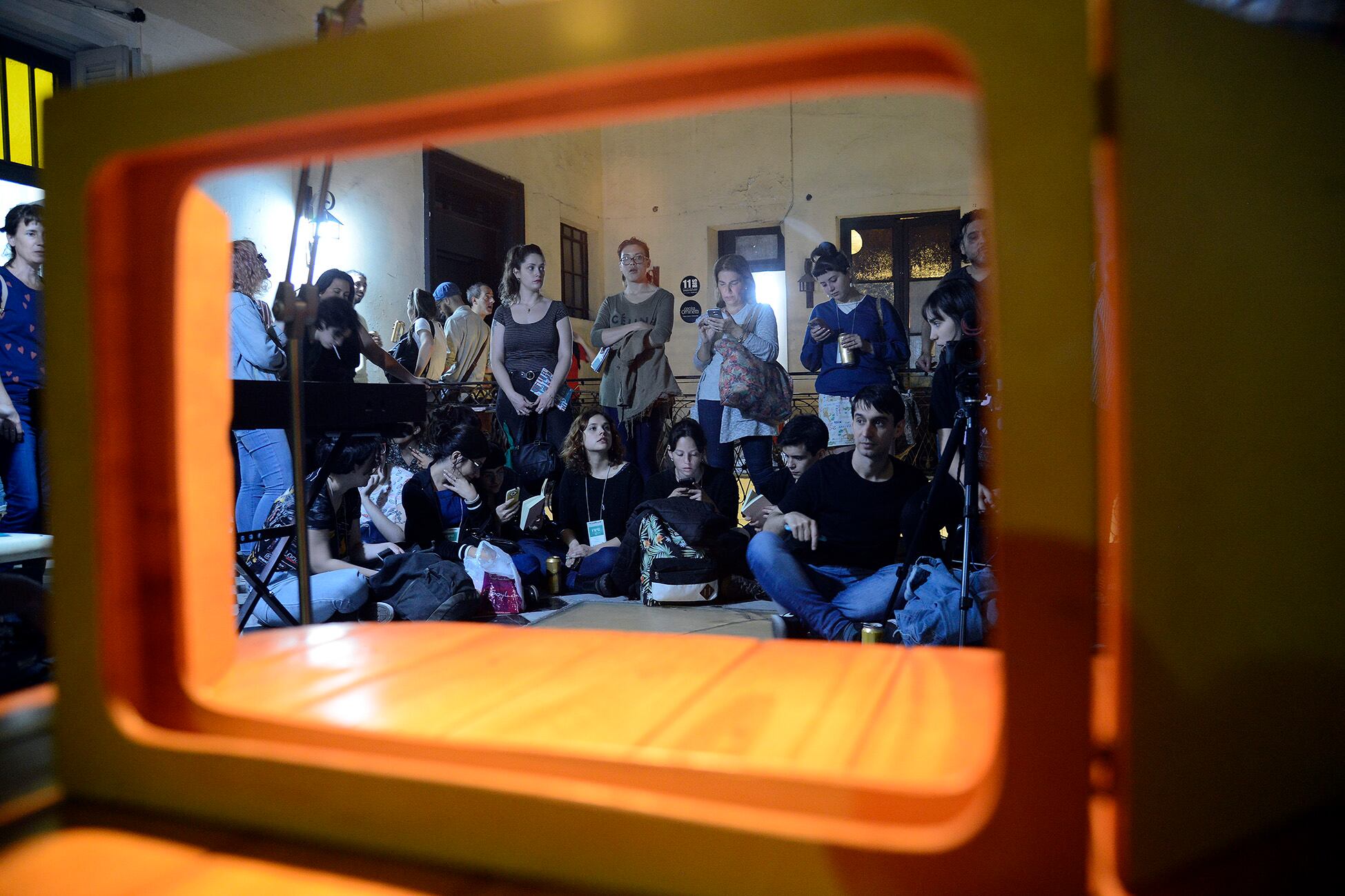 El kamishibai es un arte de la delicadeza, con papeles sobre un teatrito de madera.