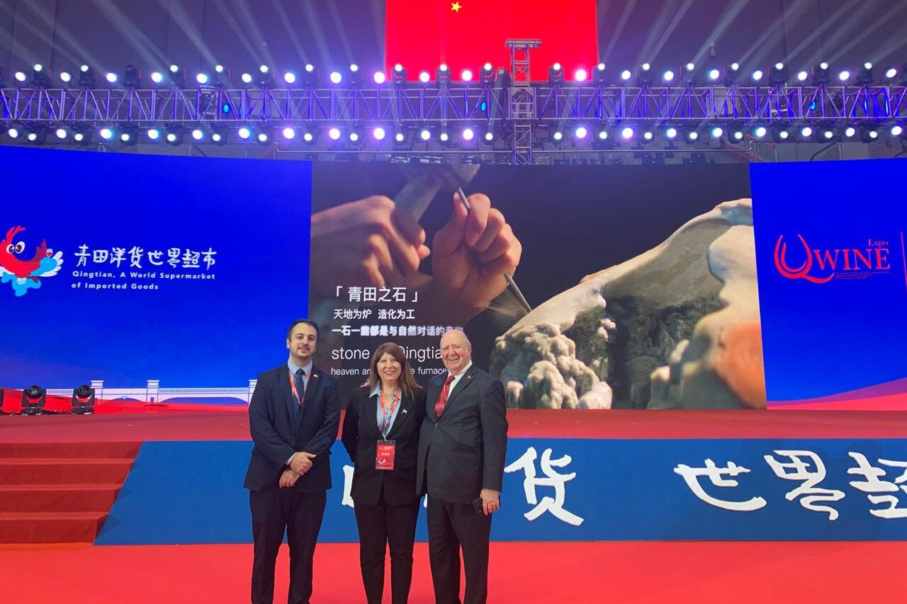Fanny Villamayor, junto al cónsul comercial argentino en Shanghái, Federico Avramides y el embajador chileno en China, Luis Schmidt