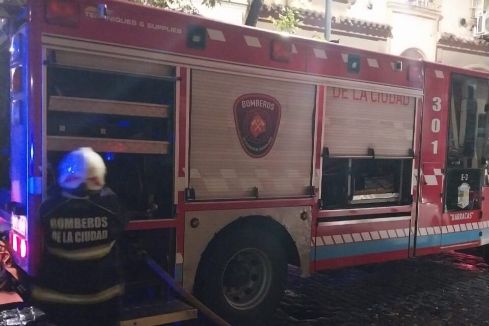 Un hombre prendió fuego a cuatro mujeres lesbianas: una murió y las otras presentan graves cuadros de salud. (Imagen: X/@emergenciasba)