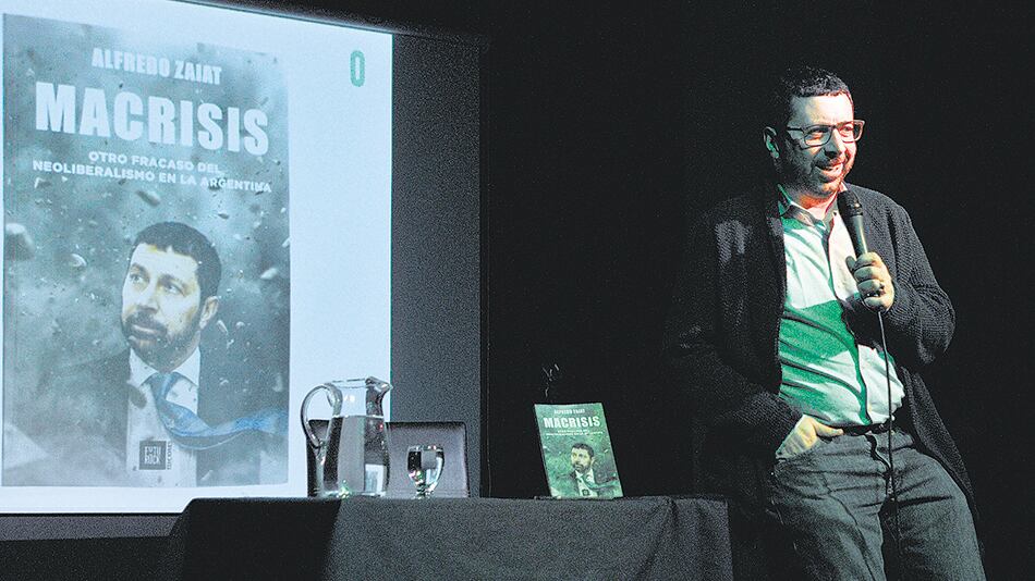 Alfredo Zaiat realizó la presentación de Macrisis en el Espacio Mugica, en San Telmo.