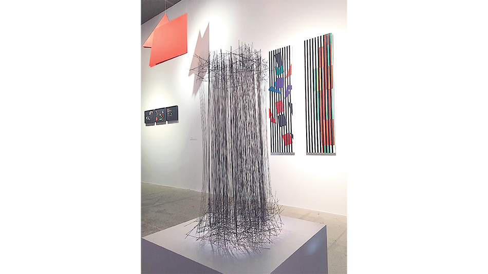 Obra de León Ferrari. Detrás: Oiticica (arriba) y Otero.