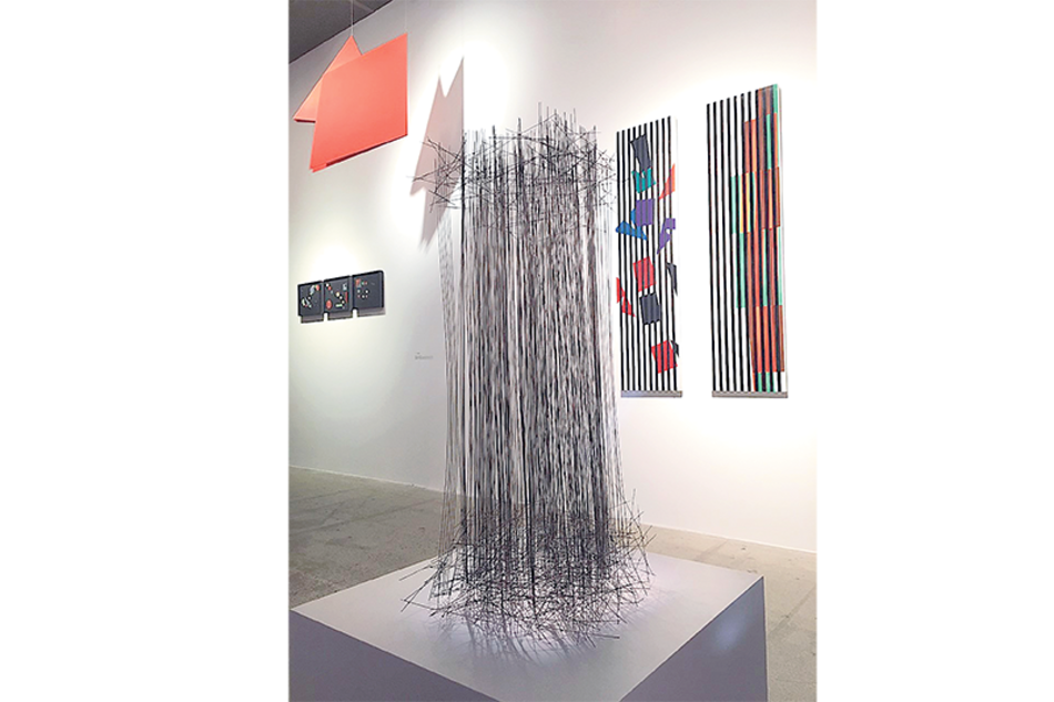 Obra de León Ferrari. Detrás: Oiticica (arriba) y Otero.