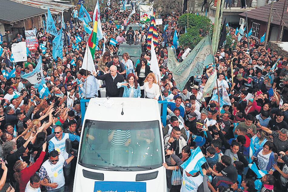 Cristina Fernández recorrió la localidad bonaerense de González Catán en la Caravana Ciudadana.