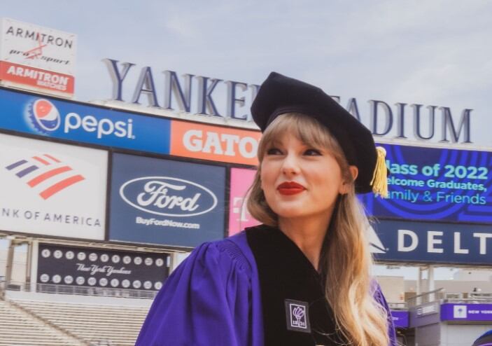 La intérprte de 32 años dio un emocionante discurso y motivó a los graduados a "perseguir sus sueños". Foto: NYU.