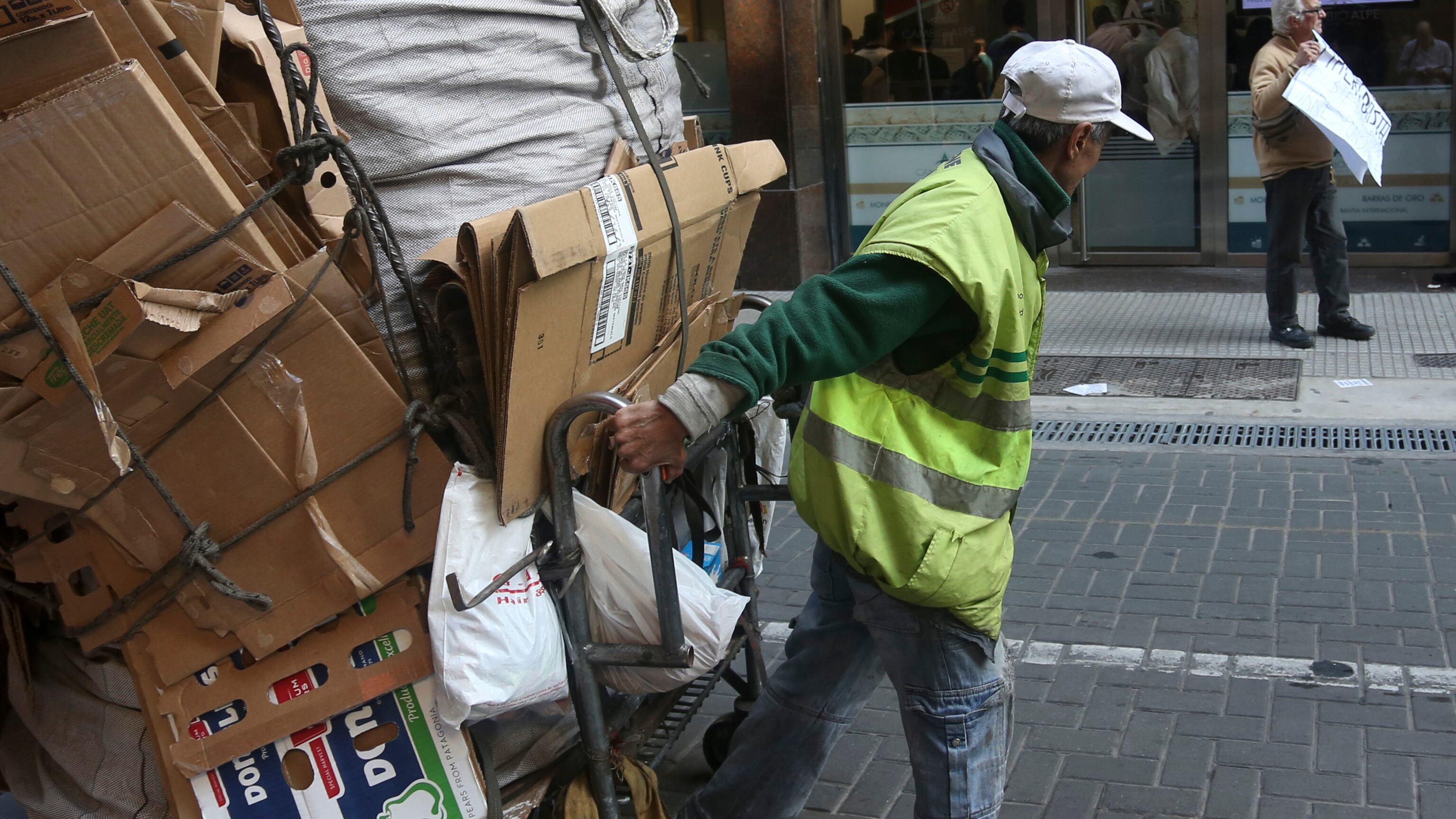 La importación de desechos reciclados provocaría la baja del precio de los materiales que se recuperan los cartoneros.