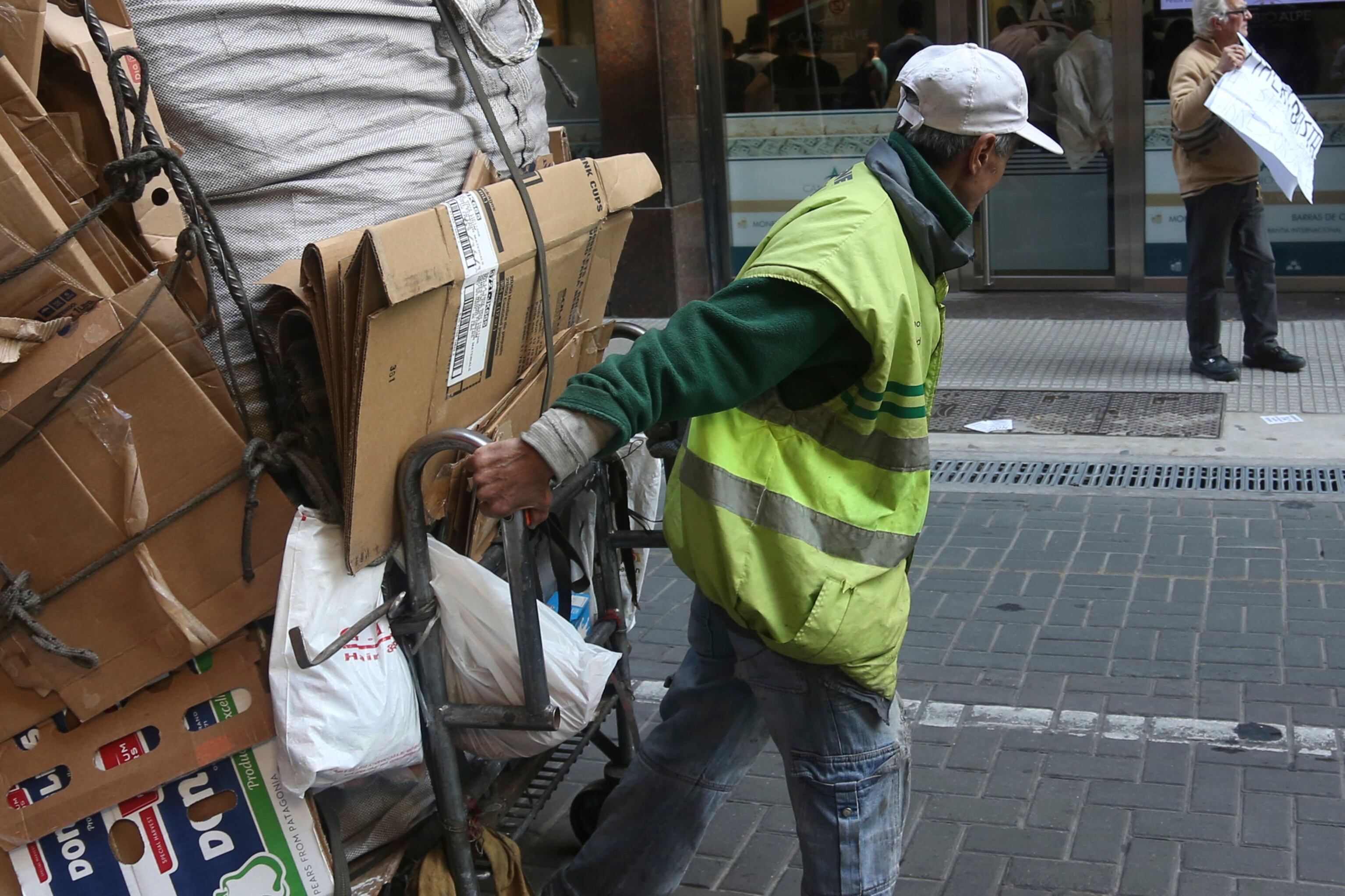 La importación de desechos reciclados provocaría la baja del precio de los materiales que se recuperan los cartoneros.