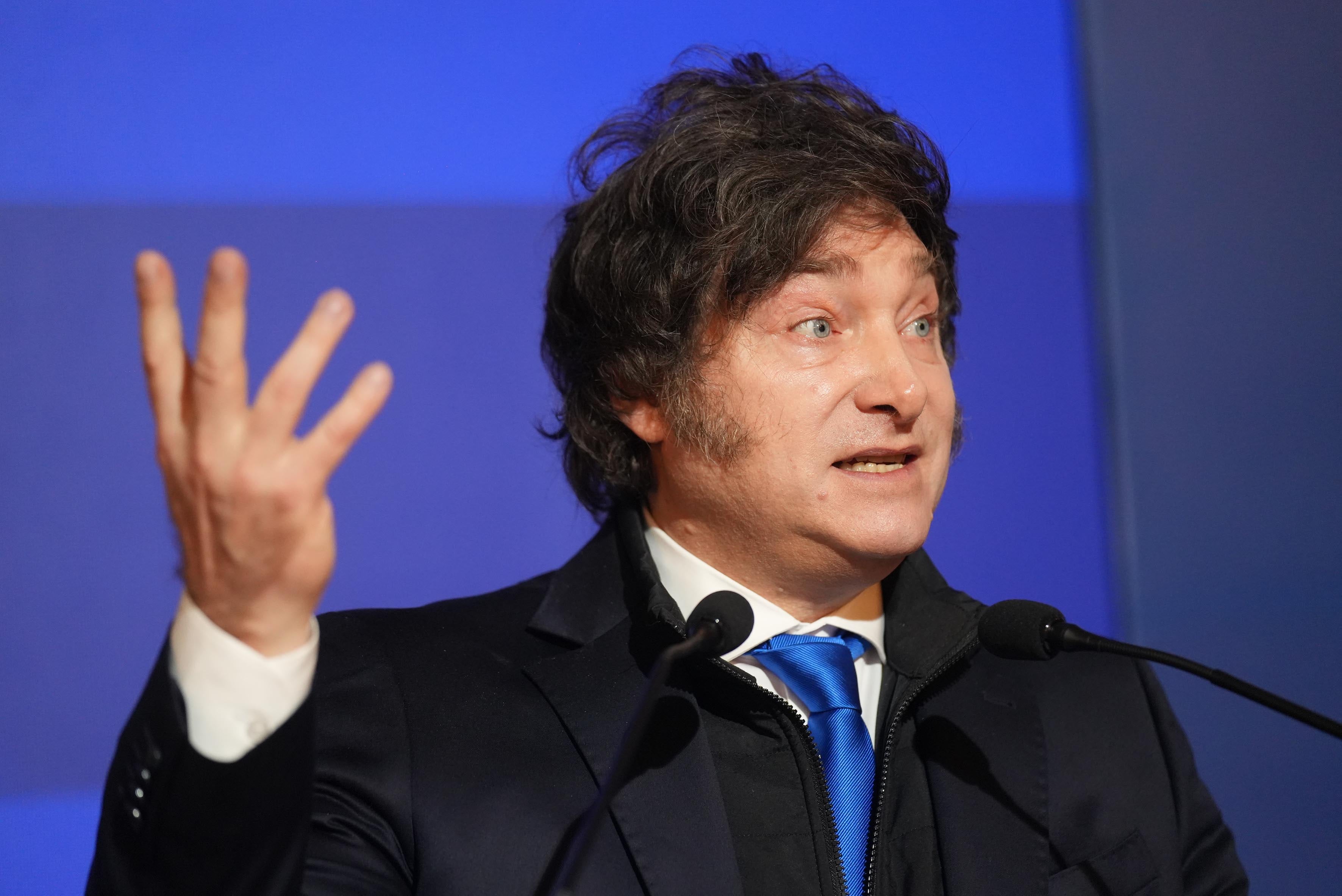 Javier Milei en una caída sin precedentes.