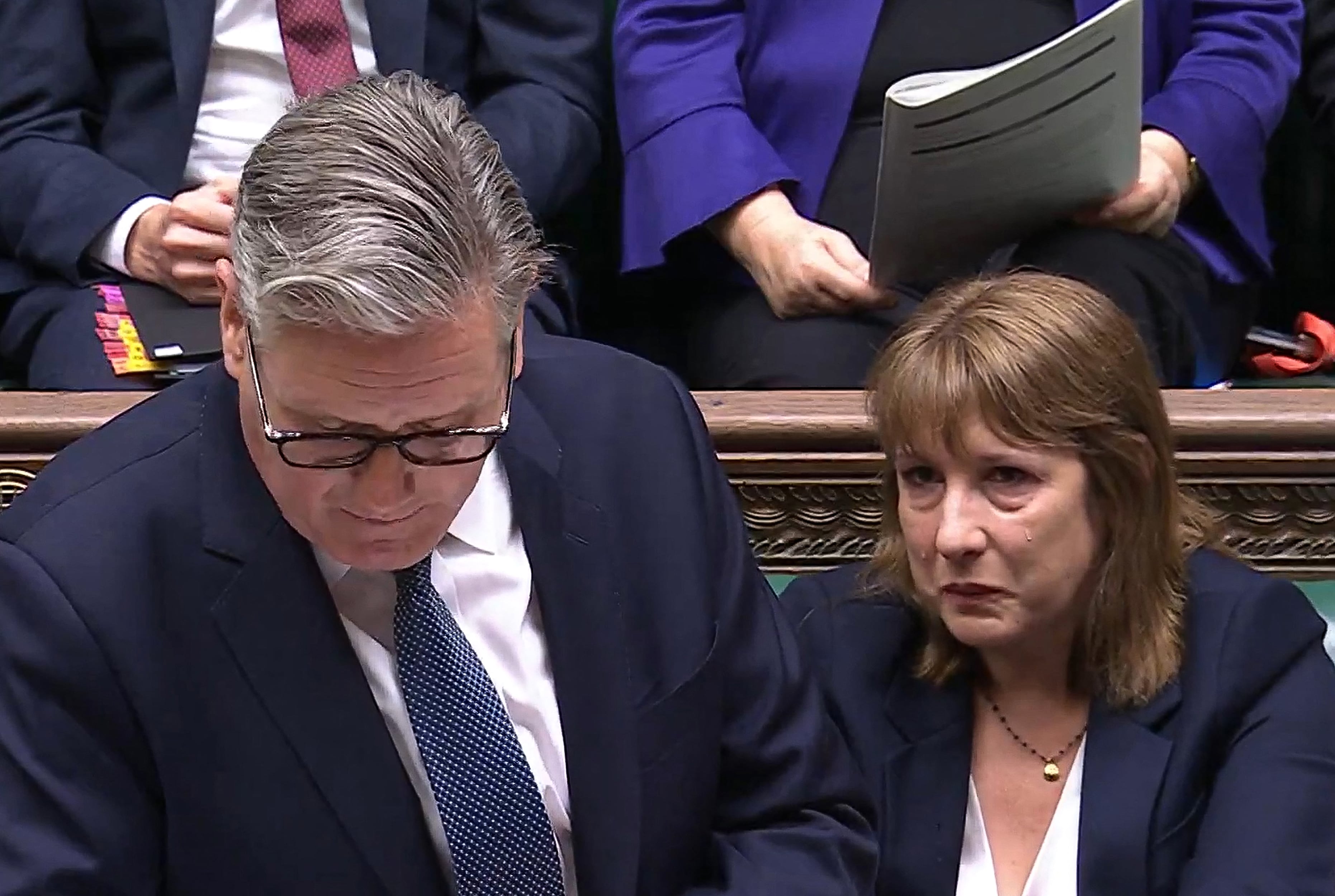 Starmer junto a la ministra Reeves, visiblemente emocionada en pleno debate parlamentario.