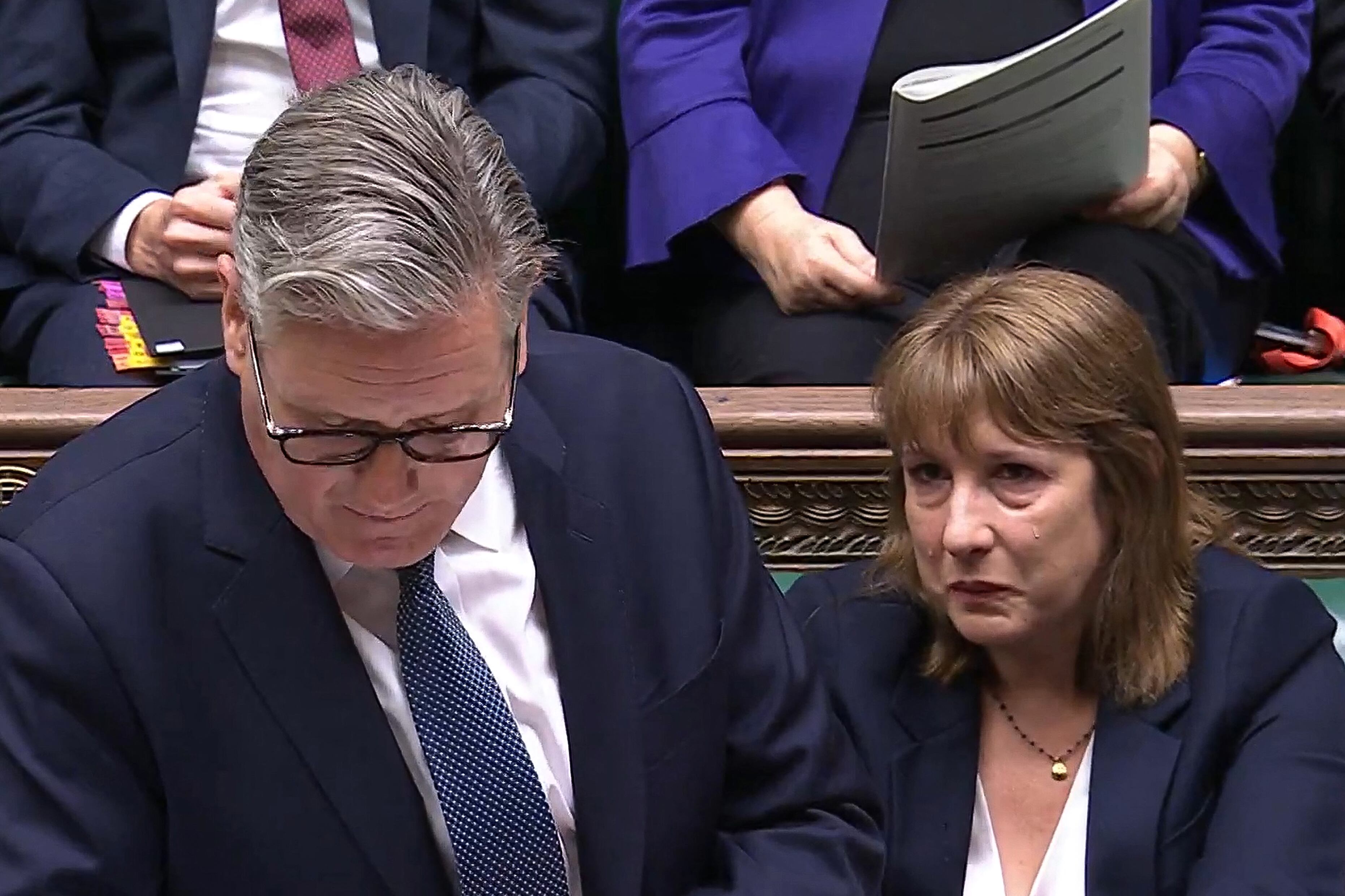 Starmer junto a la ministra Reeves, visiblemente emocionada en pleno debate parlamentario.