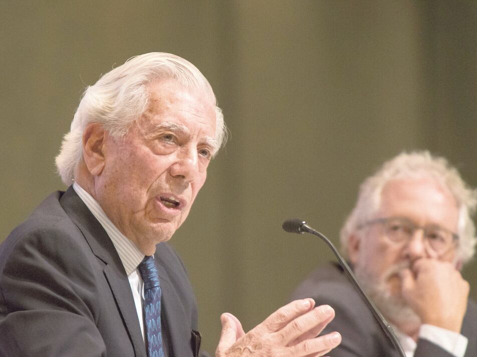 “Fue en París donde empecé a sentirme latinoamericano”, señaló Vargas Llosa en la FIL. 