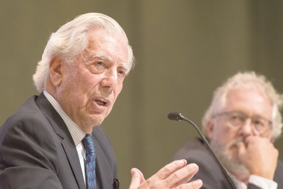 “Fue en París donde empecé a sentirme latinoamericano”, señaló Vargas Llosa en la FIL.