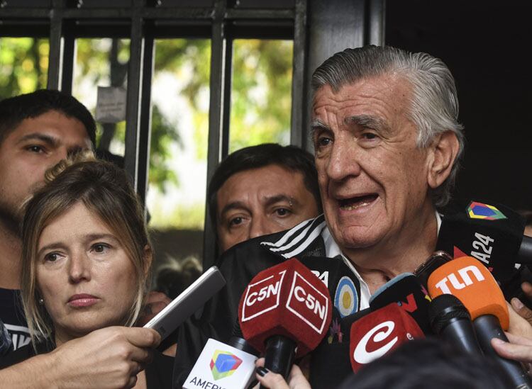 Gioja ante los periodistas, en la puerta del PJ.