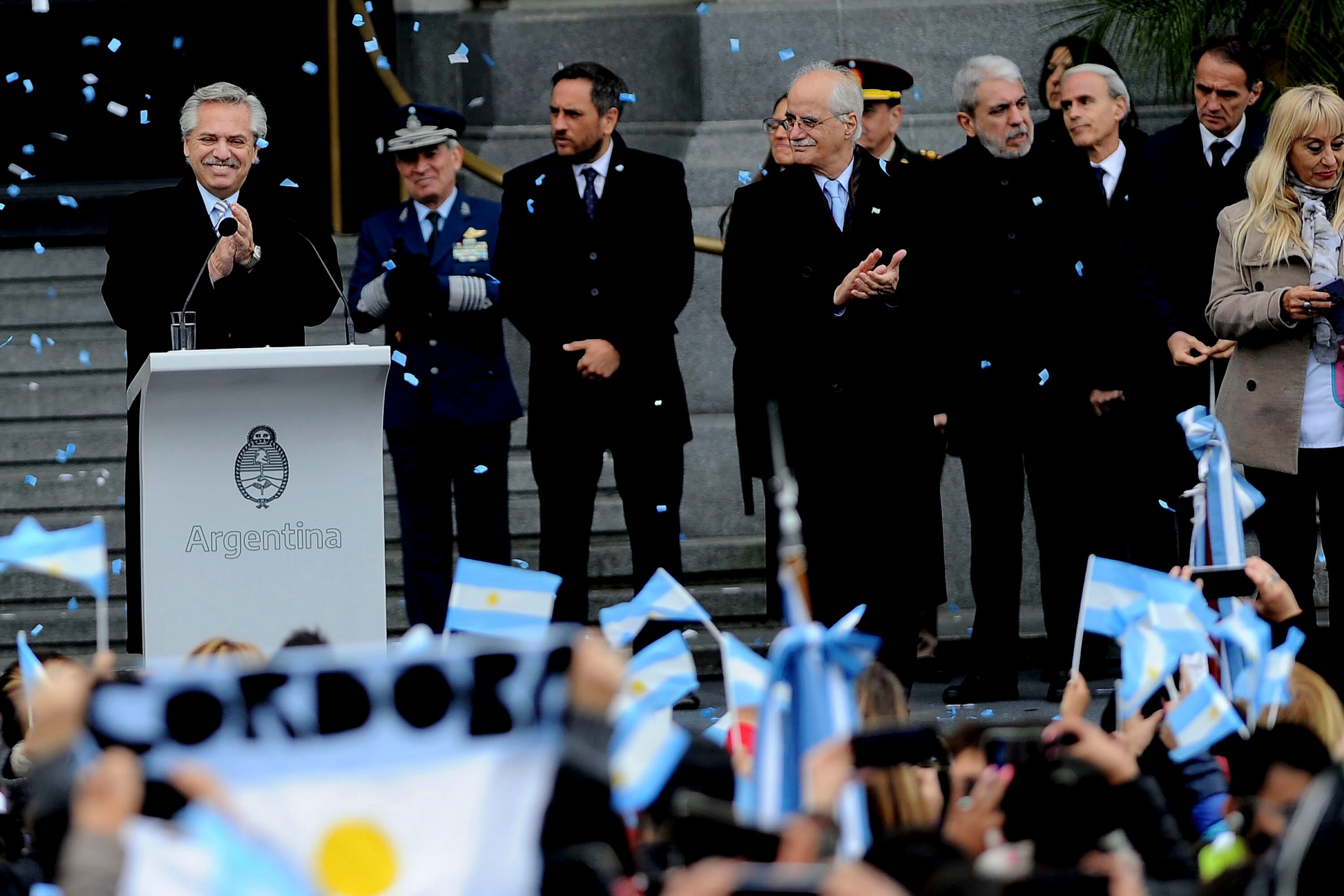 El presidente en el CCK, acompañado por ministros y ministras de su gabinete, durante el acto por el Día de la Bandera.