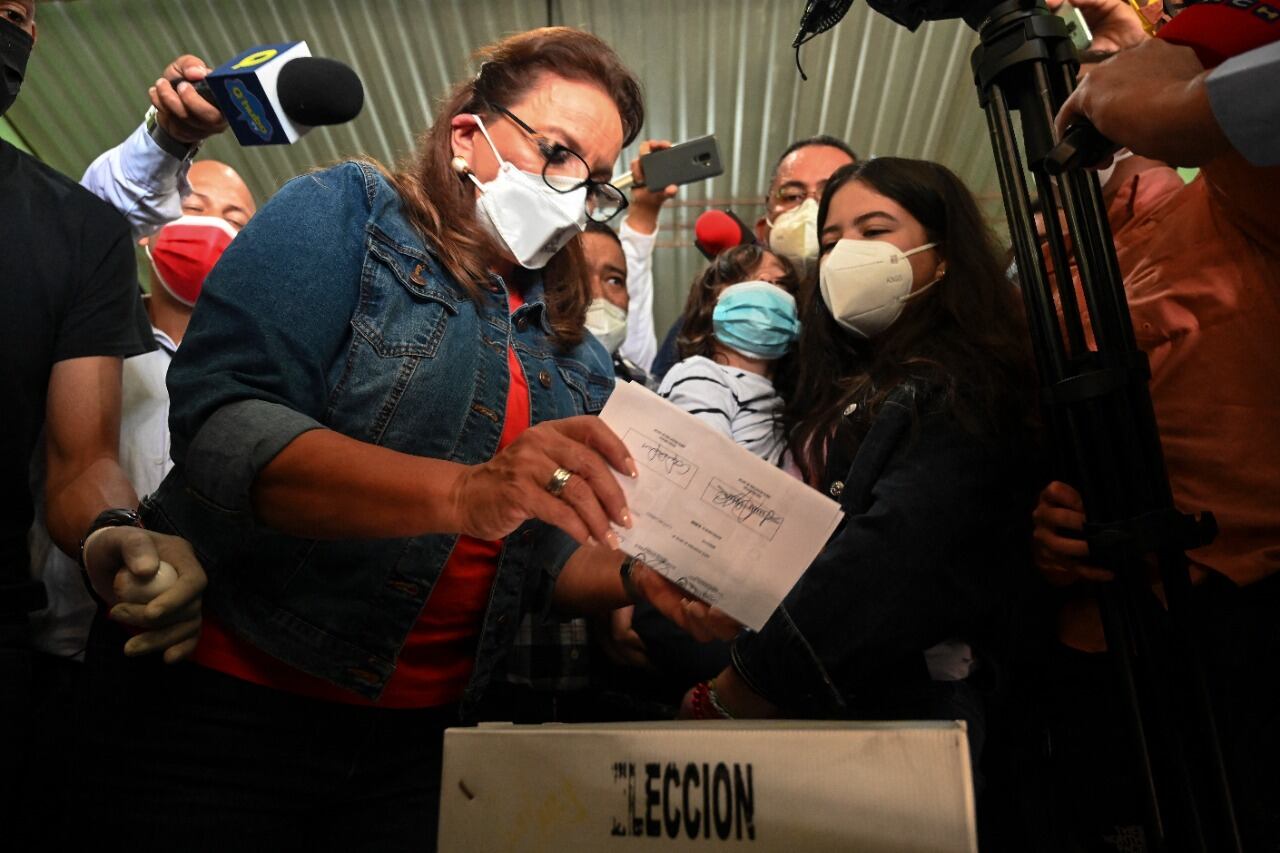 Xiomara Castro ya festeja la presidencia.