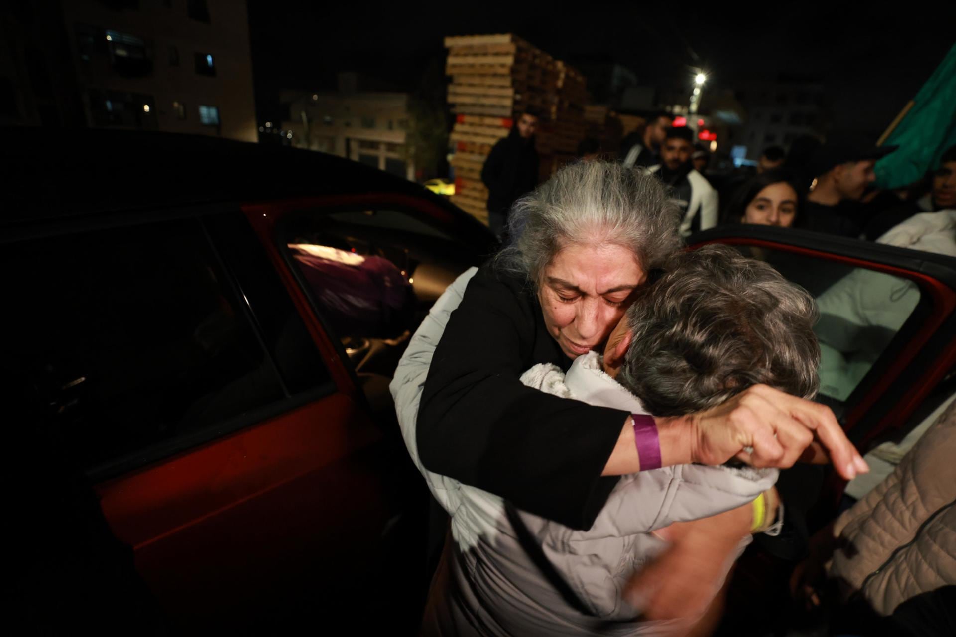 La activista palestina Jalida Jarrar fue recibida por familiares en su llegada a Ramalá
