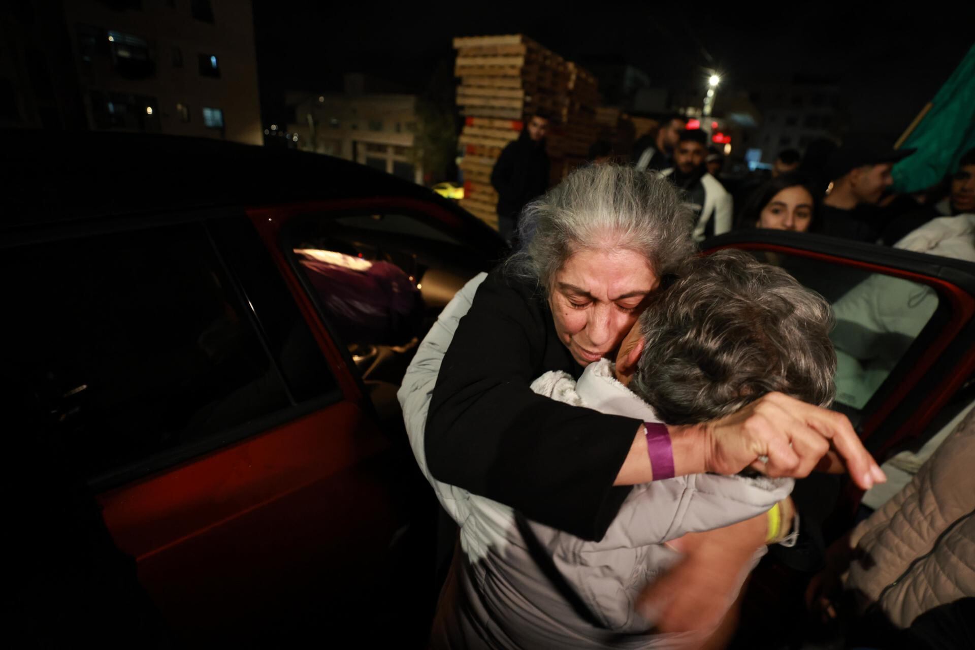 La activista palestina Jalida Jarrar fue recibida por familiares en su llegada a Ramalá